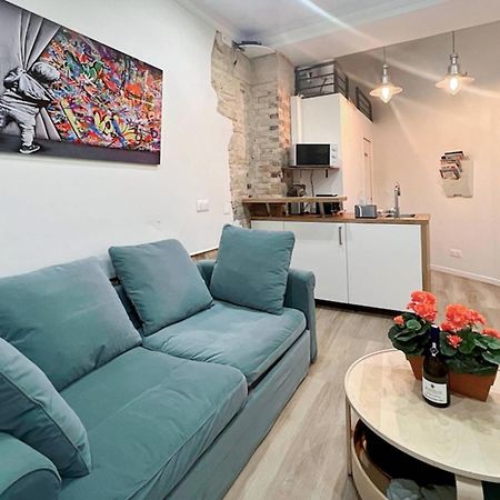 Ideally Located And Atypical Apartment In Paris Exteriör bild