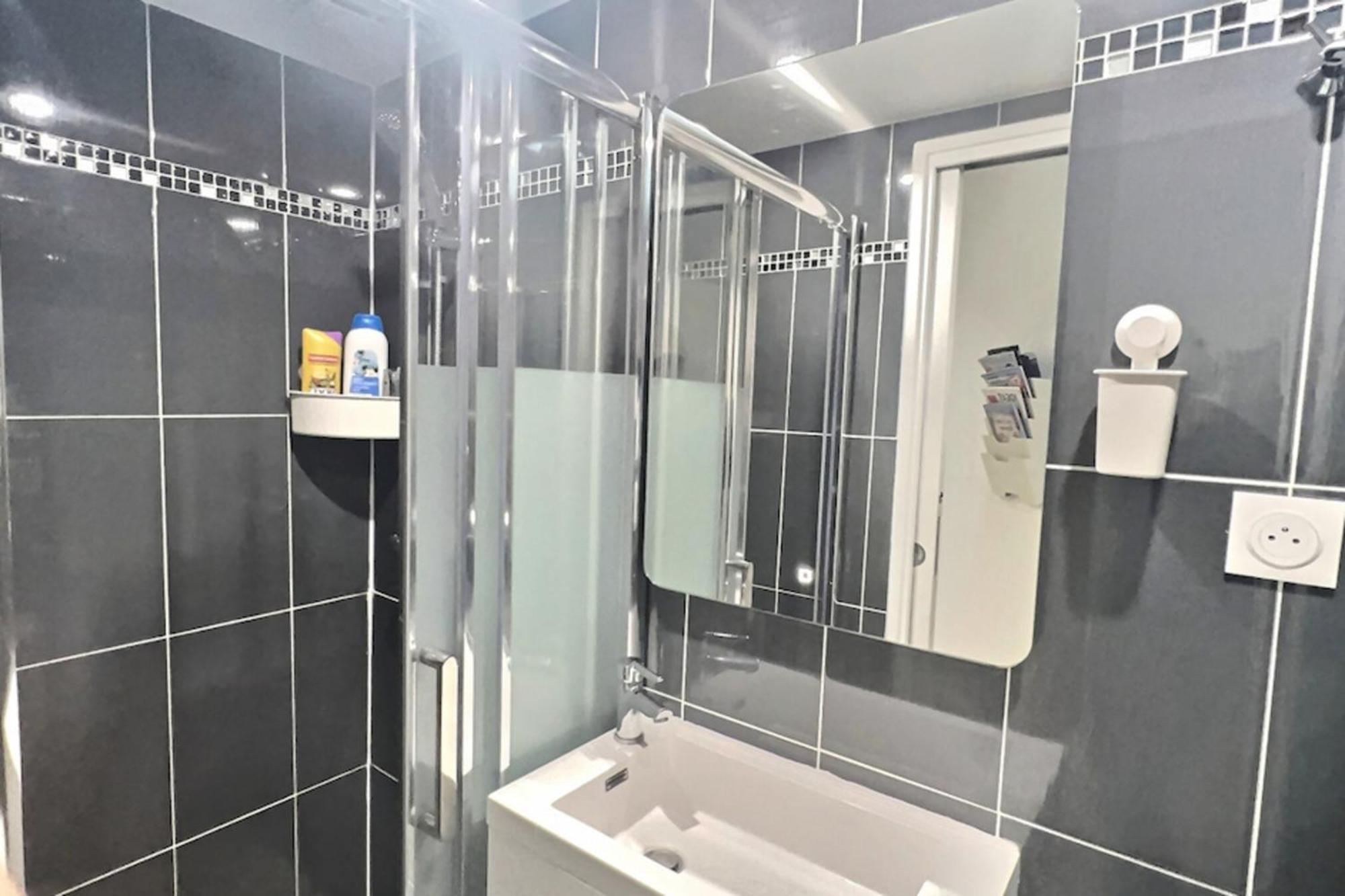 Ideally Located And Atypical Apartment In Paris Exteriör bild