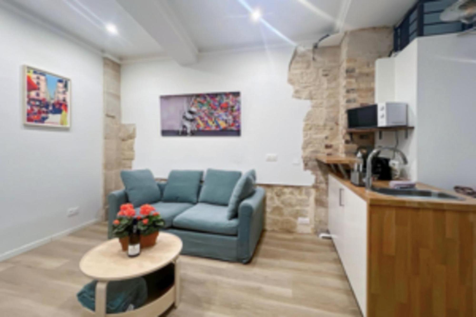 Ideally Located And Atypical Apartment In Paris Exteriör bild
